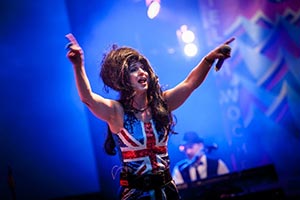 Sängerin als Amy Winehouse im blauem Bühnenlicht