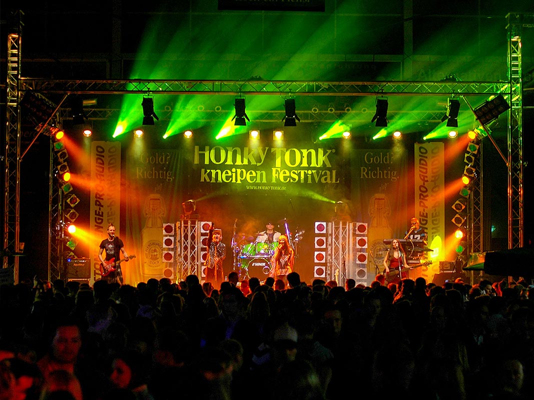 Blick von vorn auf die Bühne beim Honky Tonk Kneipen Festival